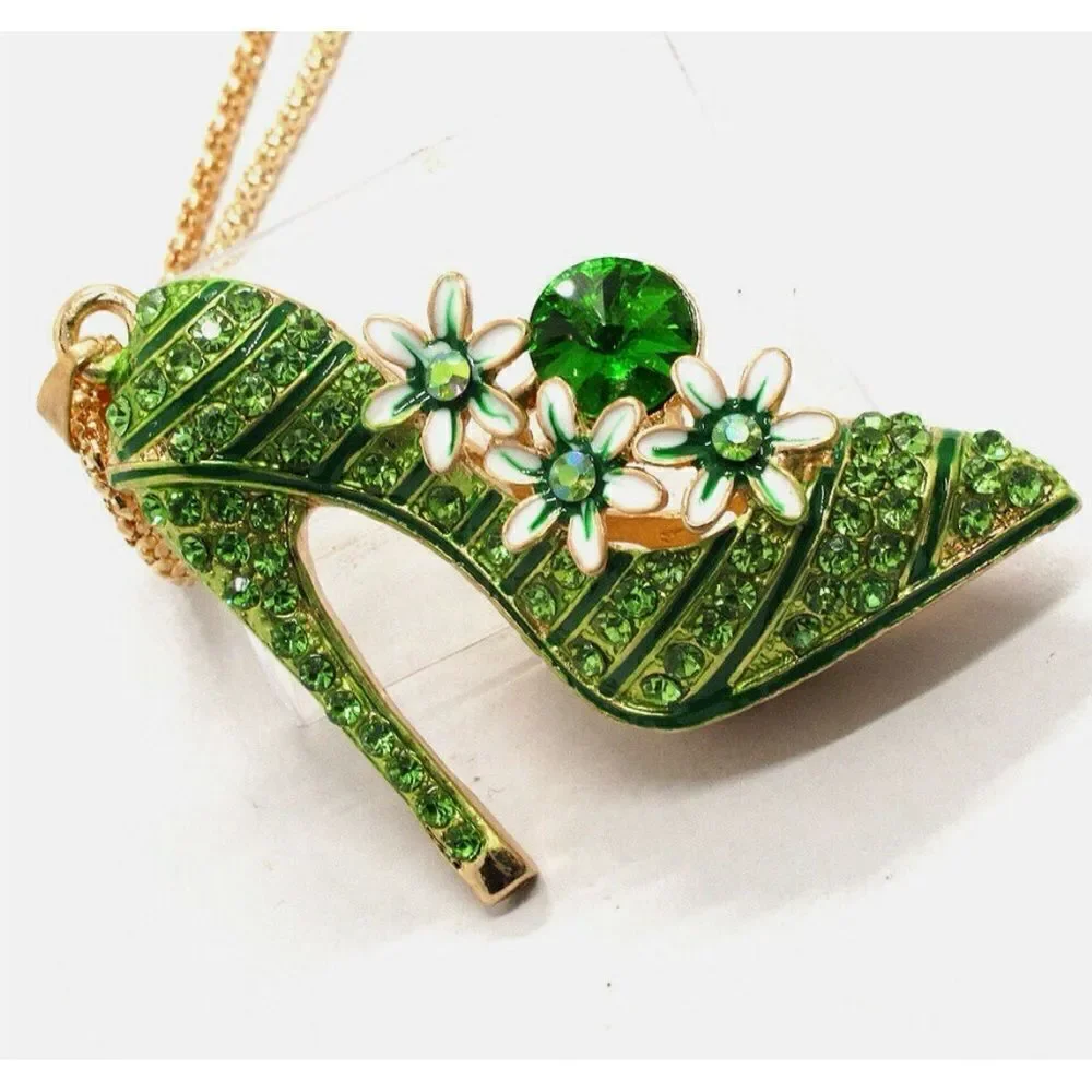 💚 Betsey Johnson stunning lime crystal embellished high heel pendant necklace 💚